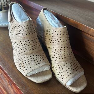 Sonoma Goods For Life "Aussie" Taupe Suede Wooden Heal Sandals: Size 7.5